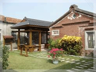 糖廍百年古井整修週年熱鬧一景。這口古井是因施家當年經營糖?而開鑿，當時不只是提供施家子孫喝到清甜的井水，也是附近村民的生活用水主要來源之一