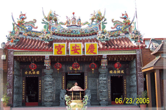 「慶安宮」是社區最富藝術的建築和最醒目的地標，是社區居民的宗教、信仰中心，更是社區營造的重要據點（施坤鑑攝影）