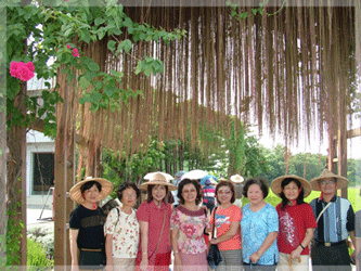 「產業農學步道」與具有紫羅蘭夢幻般的「紫羅蘭親境大道」，為永樂社區環境改造與空間營造，打造出美麗風貌的文化地景（施坤鑑攝影）